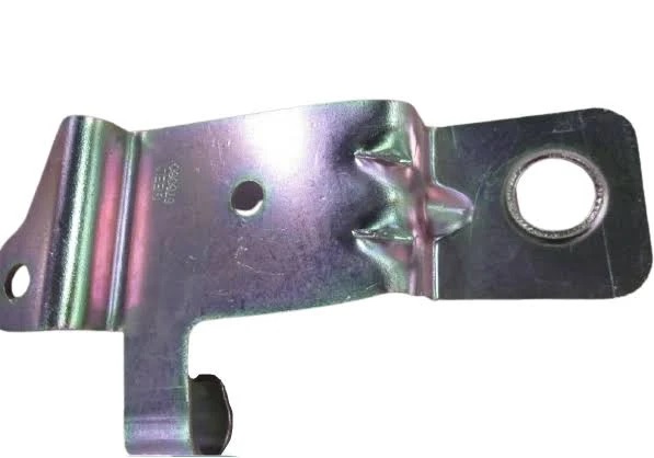 Фото Кронштейн маслянного радиатора правый 1016005168     Кронштейн маслянного радиатора правый 1016005168     — фото, цена